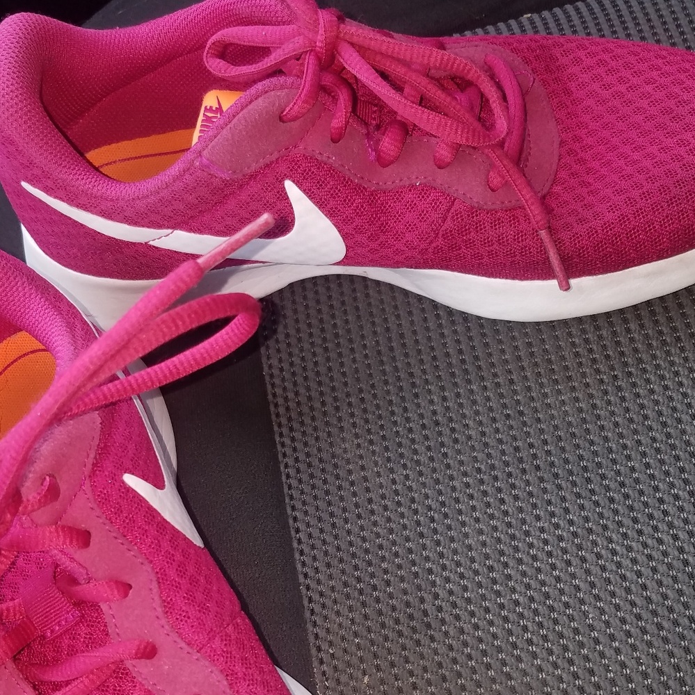 Womens nike shoes :)